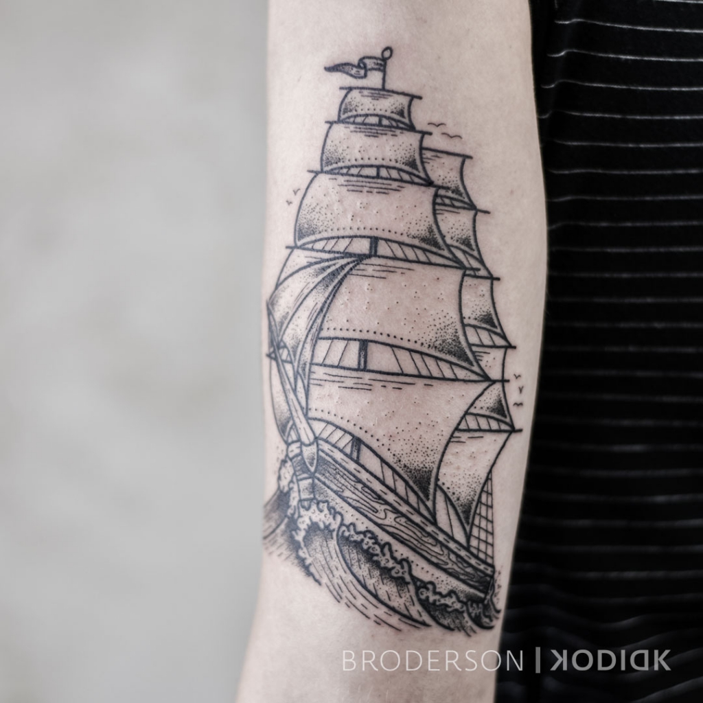 Oldschool Tattoo Motiv eines Segelschiffes auf dem Arm tättowiert