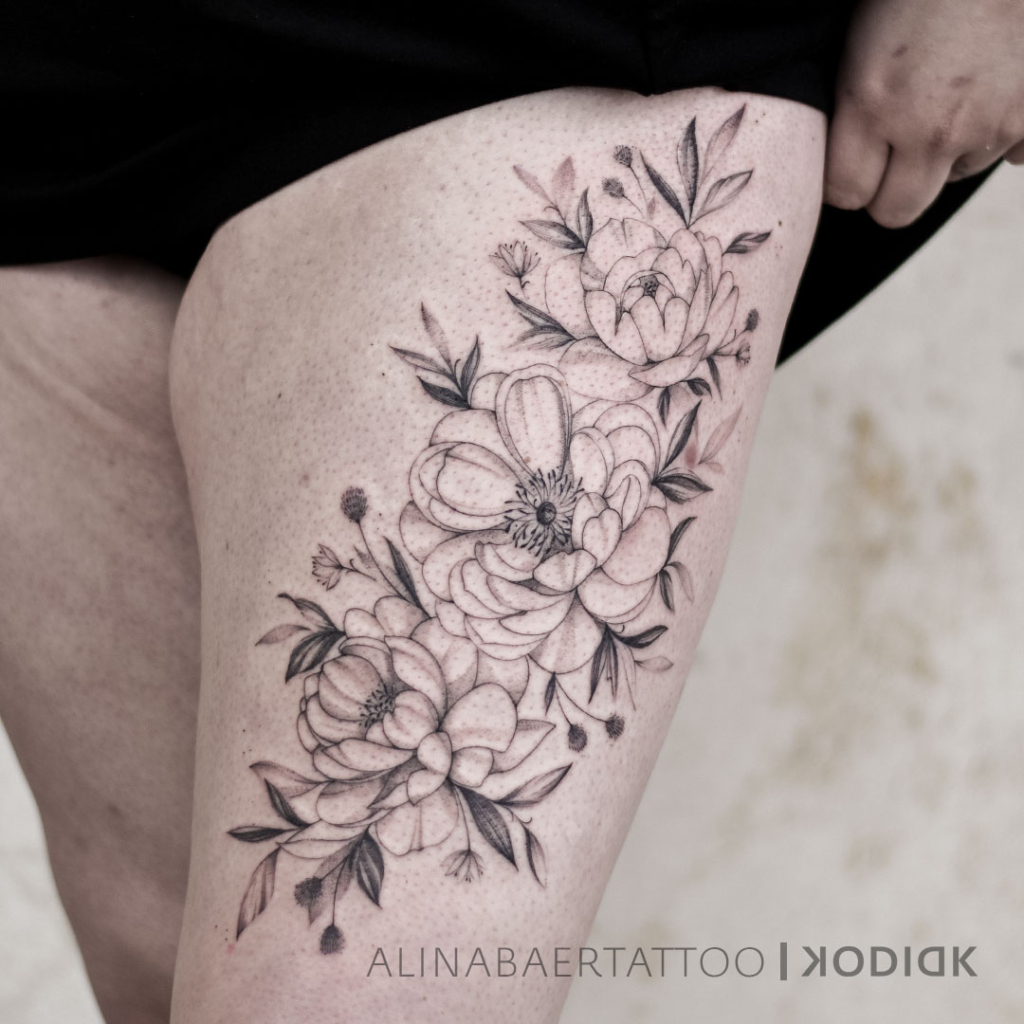 Florales Tatto Oberschenkel