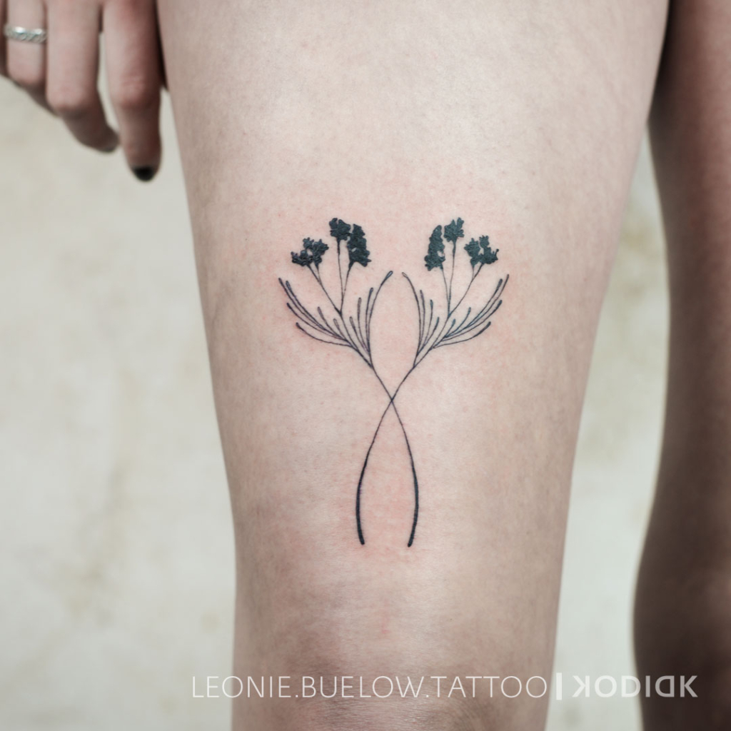 Kleine Blumen Tattoo fineline