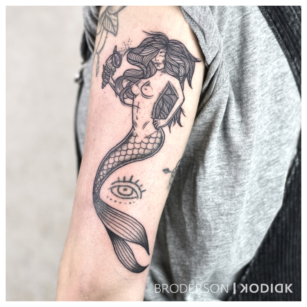 Meerjungfrau blackwork Tattoo