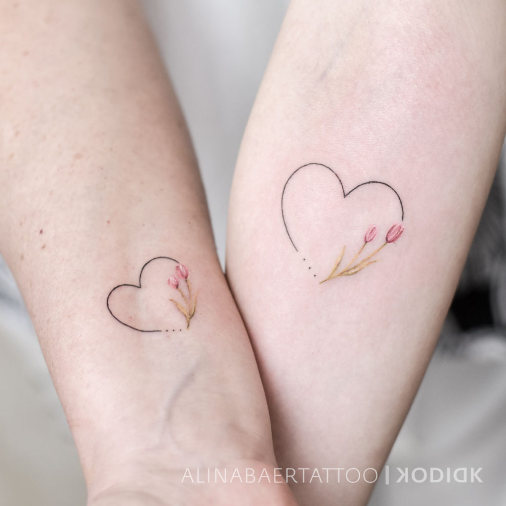 Fineline Tattoo Herzen mit Tulpen