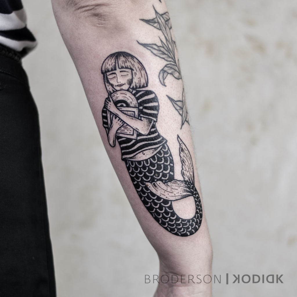 Meerjungfrau mit Schallplatte Tattoo